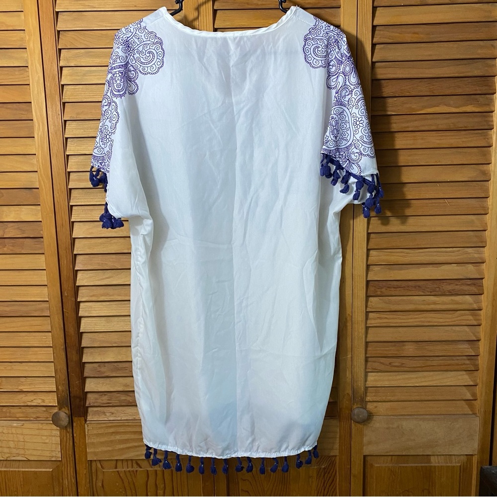 ๐ Lucky, Size Medium, V-Neck, White Floral, Crochet Tunic, Beach Cover Up - Picture 11 of 13